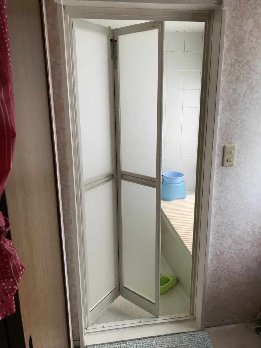 浴室中折れドアをカバー工法でリフォームしました！ madokaが窓のプロをご紹介